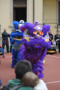 Performance di danza del leone cinese durante la Sagra di San Pero 2024 a Trento.