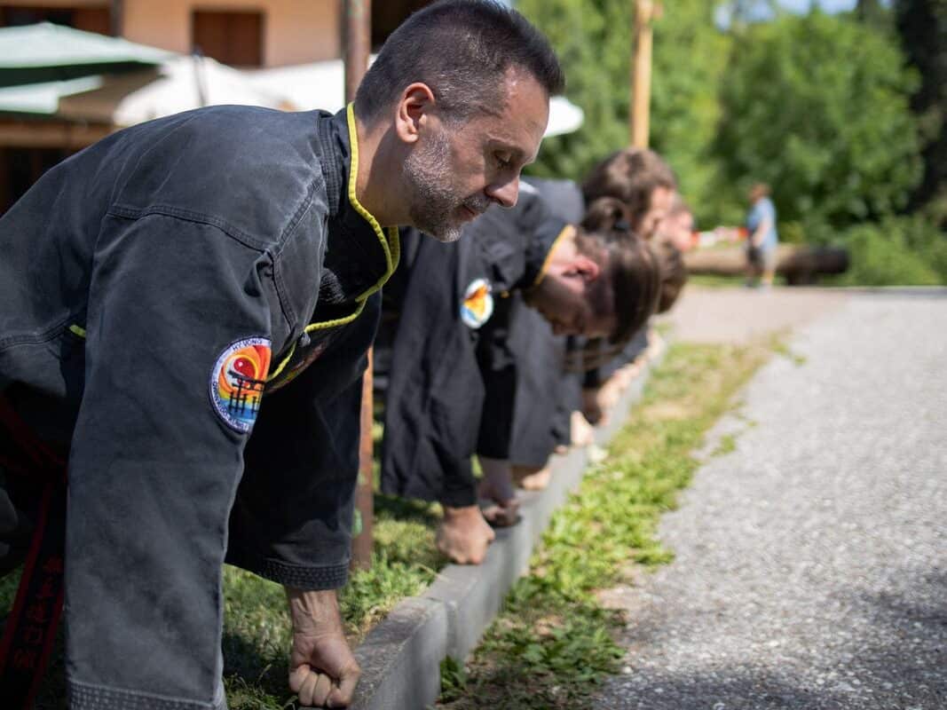 Praticanti della scuola Hy Vong in appoggio sui pugni durante il condizionamento