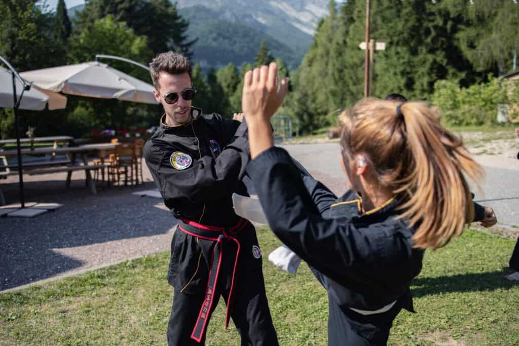 Tecniche in coppia durante il weekend di allenamento della scuola Hy Vong di Trento